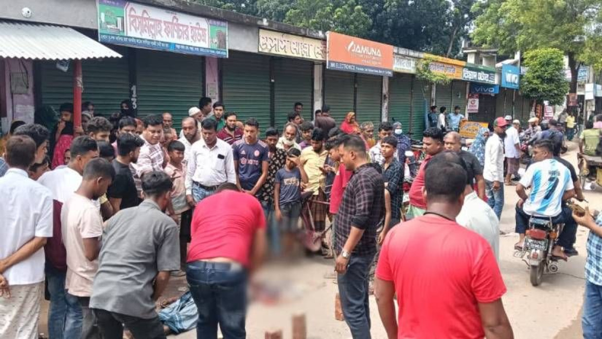 নিহত কৃষকের মরদেহ ঘিরে স্থানীয়দের ভিড়