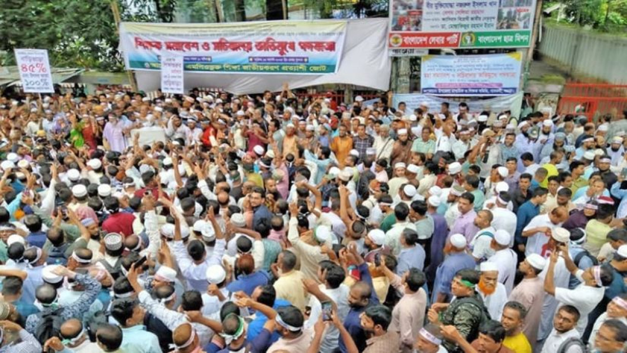 প্রেস ক্লাবের সামনে শিক্ষকদের অবস্থান