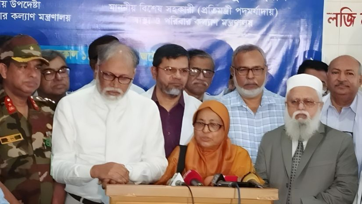 উদ্বোধনের পর কথা বলছেন স্বাস্থ্য উপদেষ্টা নূরজাহান বেগম
