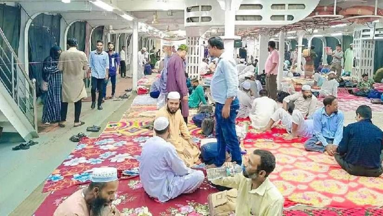 নদীপথে লঞ্চে আসছেন শিক্ষকরা