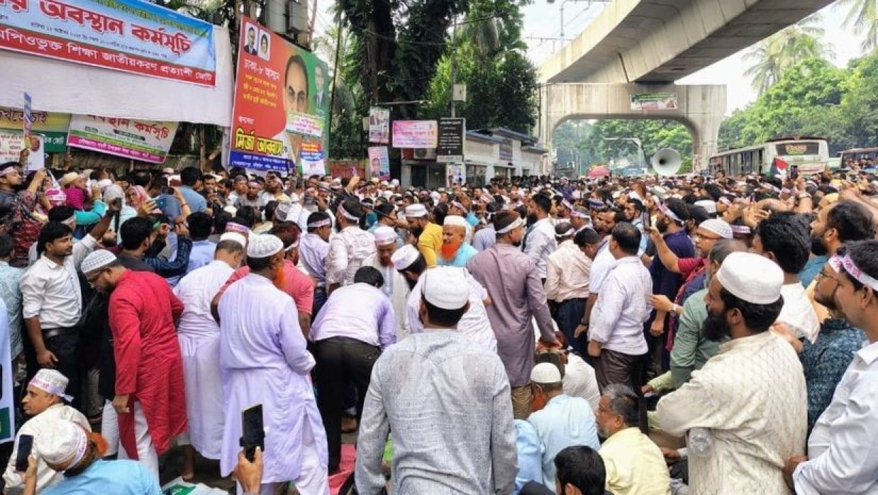 রাজধানীর প্রেসক্লাব এলাকায় শিক্ষকদের অবস্থান কর্মসূচি