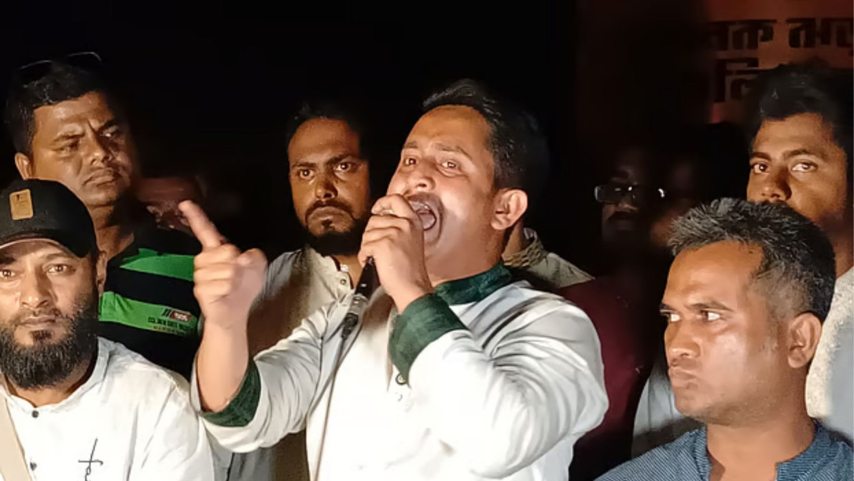 পঞ্চগড় জেলা শহরের শেরেবাংলা পার্কসংলগ্ন জুলাই স্মৃতিস্তম্ভে