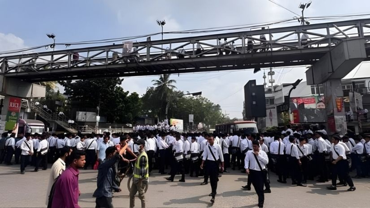 সাইন্সল্যাব মোড় অবরোধ