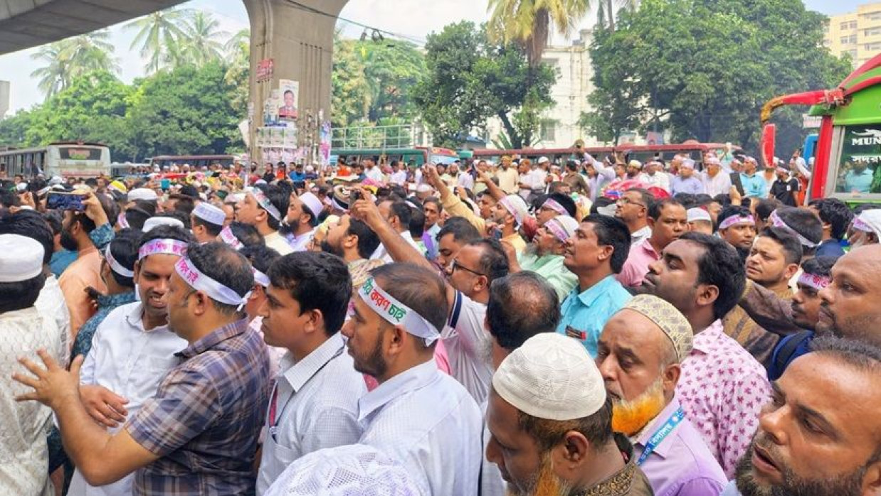 রাজধানীর প্রেসক্লাব এলাকায় শিক্ষকদের অবস্থান কর্মসূচি