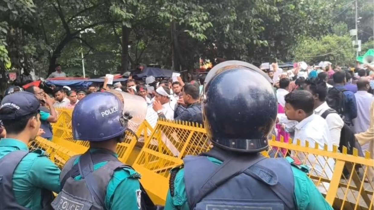 মুখোমুখি অবস্থানে পুলিশ ও ১৮তম নিবন্ধনধারীরা