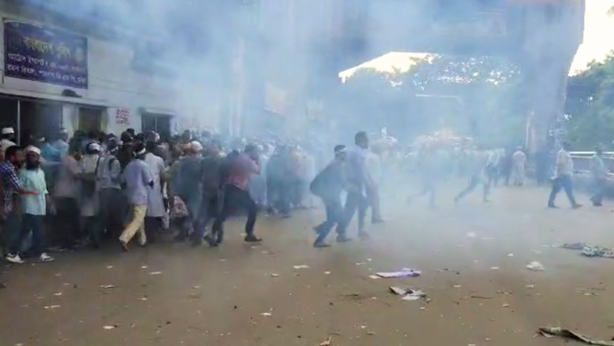 আন্দোলনরত শিক্ষকদের ছত্রভঙ্গ করার চেষ্টা করছে আইনশৃঙ্খলা রক্ষা বাহিনী
