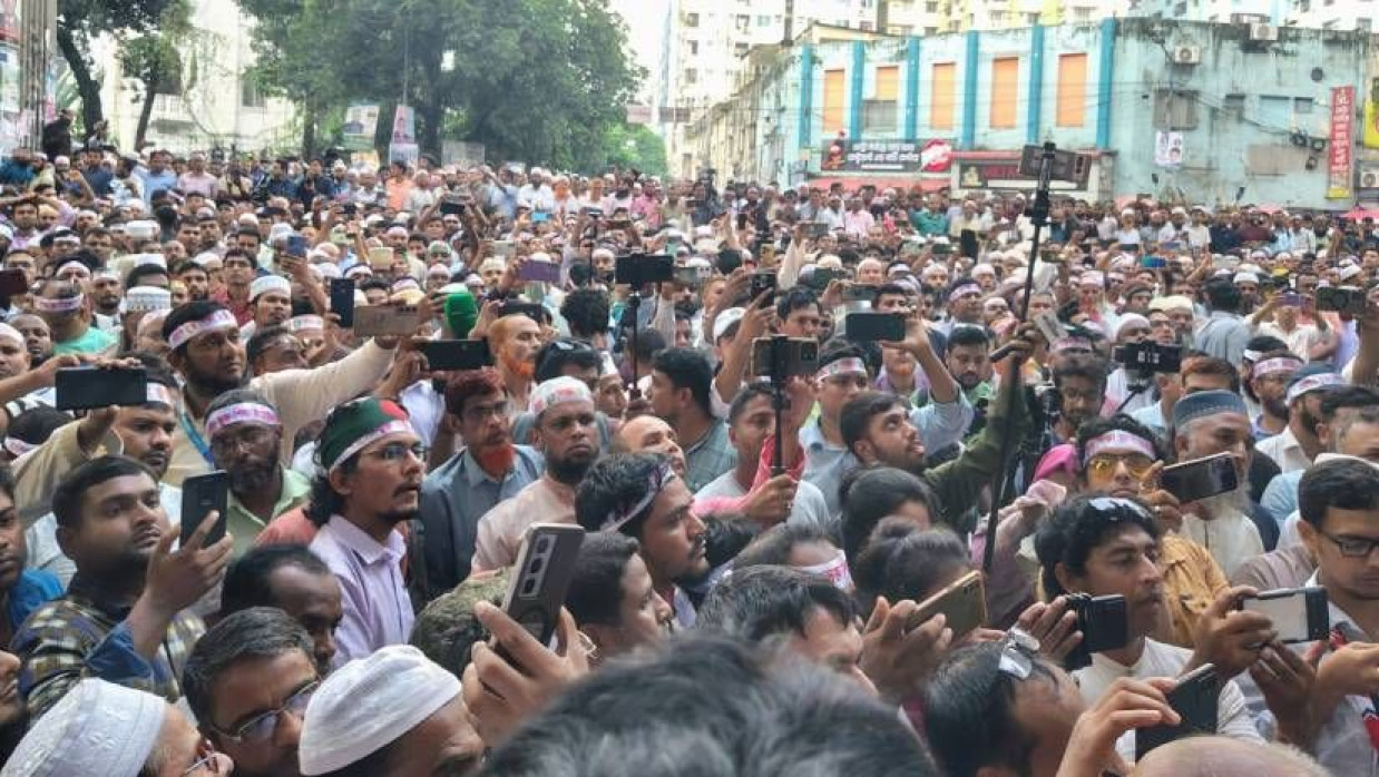 তিন দাবিতে প্রেসক্লাবের সামনে শিক্ষকদের অবস্থান