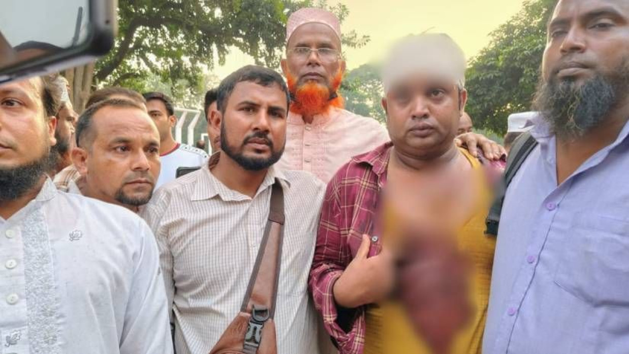 হাসপাতালে চিকিৎসা শেষে মাথায় ব্যান্ডেজ নিয়েই শহীদ মিনারে আসেন শিক্ষক শফিকুল ইসলাম