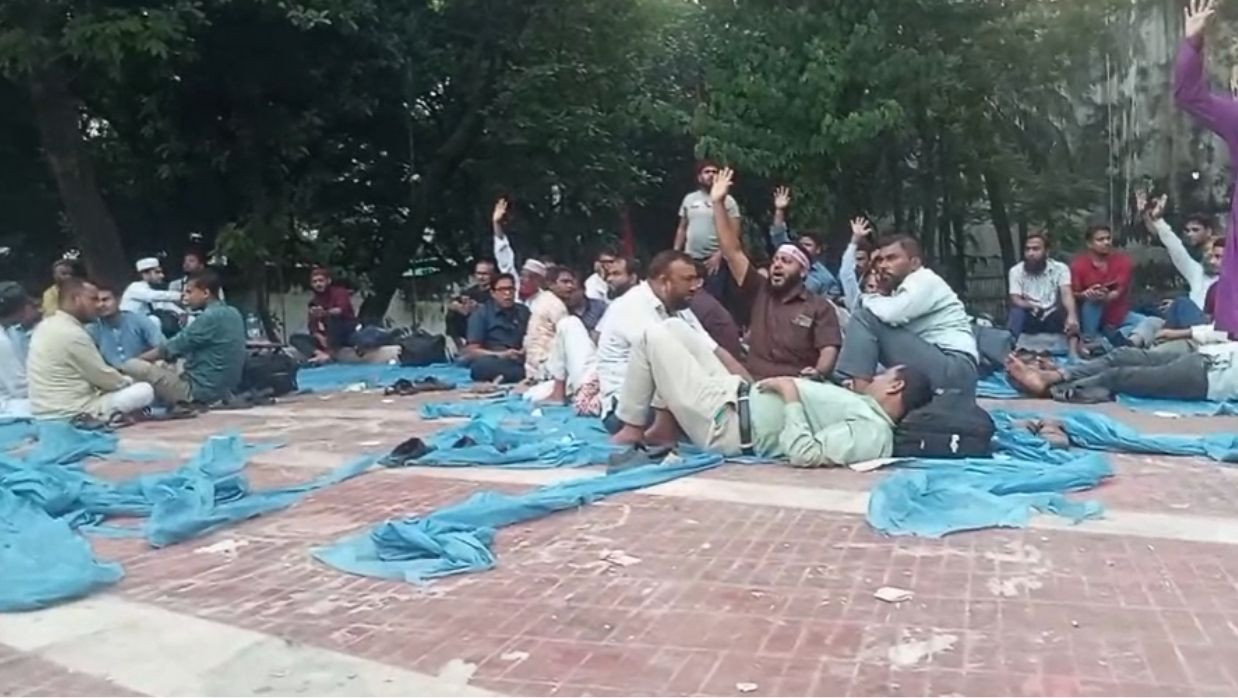 জায়নামাজ, পলি বিছিয়ে রাতযাপনের প্রস্তুতি নিচ্ছেন শিক্ষকরা 