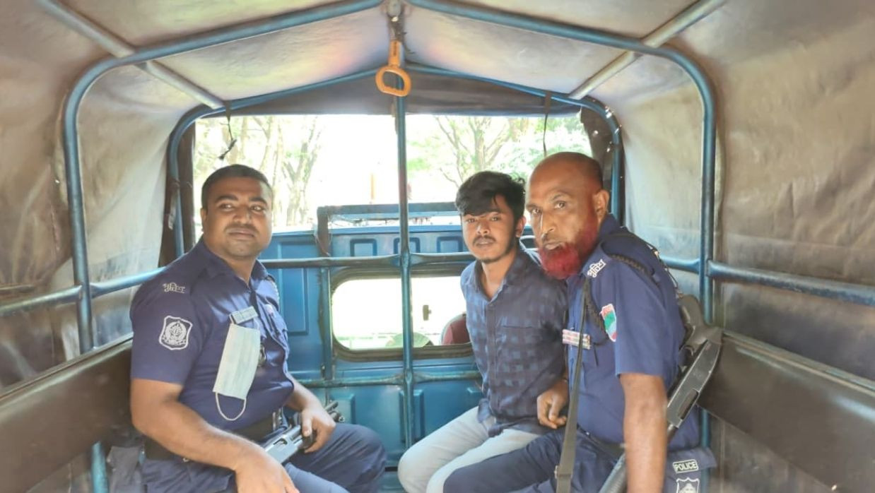 হুসাইন তুষারকে আটক করে থানায় নিয়ে যাওয়া হয় 