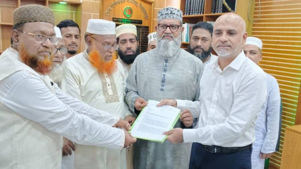 জেলা প্রশাসককে স্মারকলিপি দিচ্ছেন পিরোজপুর জেলা জামায়াতে ইসলামীর নেতারা