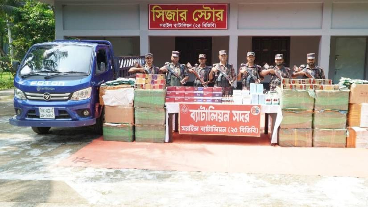 বিজিবির অভিযানে জব্দ করা চোরাই পণ্য