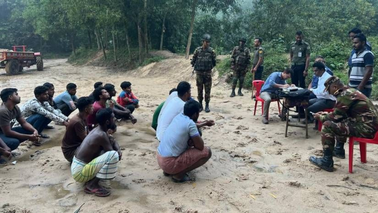 অবৈধভাবে বালু উত্তোলনের দায়ে ১৪ জনকে কারাদণ্ড দিয়েছেন ভ্রাম্যমাণ আদালত