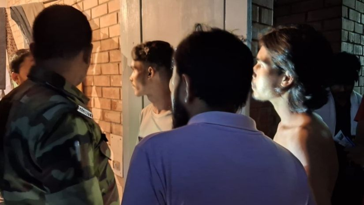 চবির হলে হলে প্রশাসনের তল্লাশি