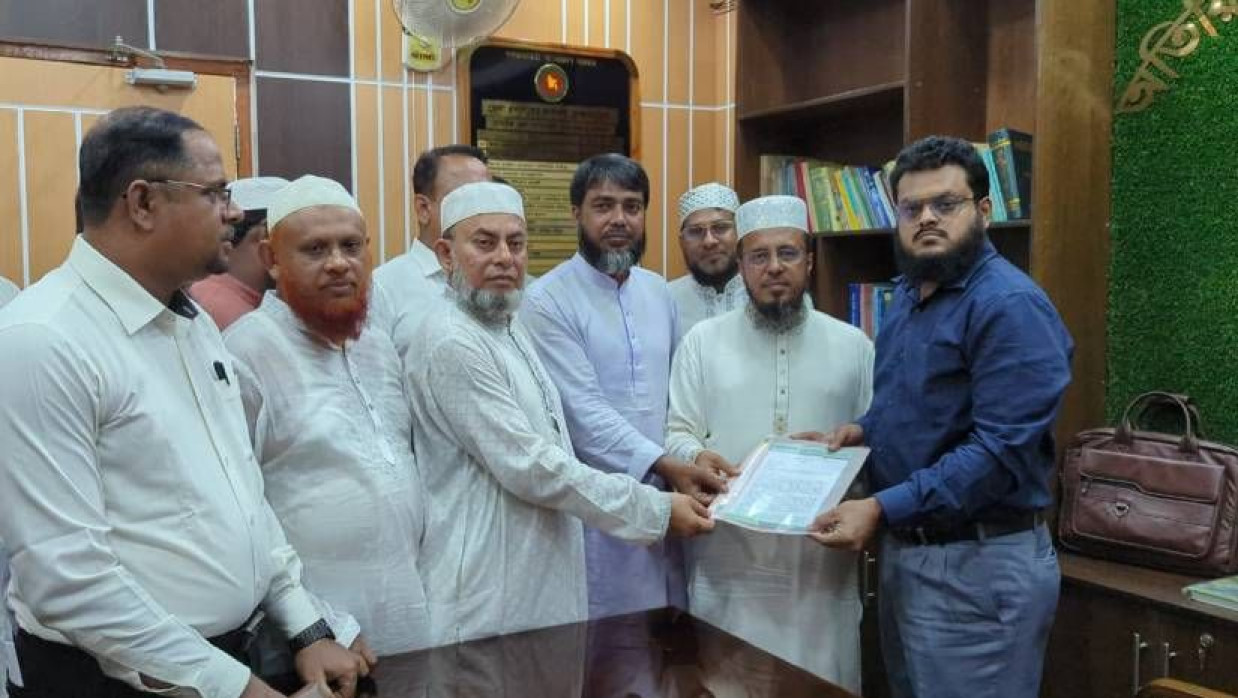 জেলা প্রশাসককে স্মারকলিপি দিচ্ছেন জামায়াতে ইসলামীর নেতারা