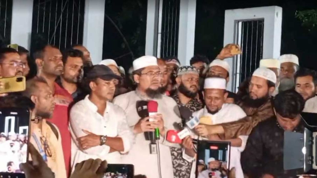 রাতেও কেন্দ্রীয় শহীদ মিনারে অবস্থান শিক্ষকদের 