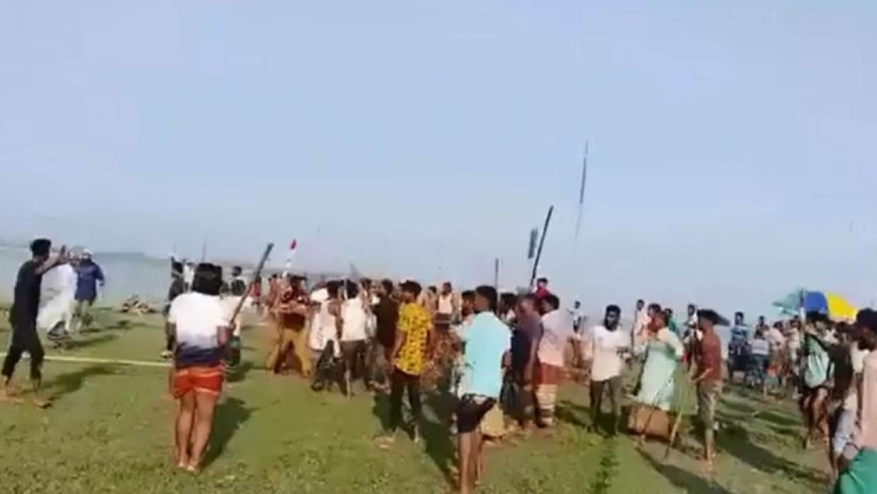 নৌকা বাইচে দু'গ্রুপে সংঘর্ষ