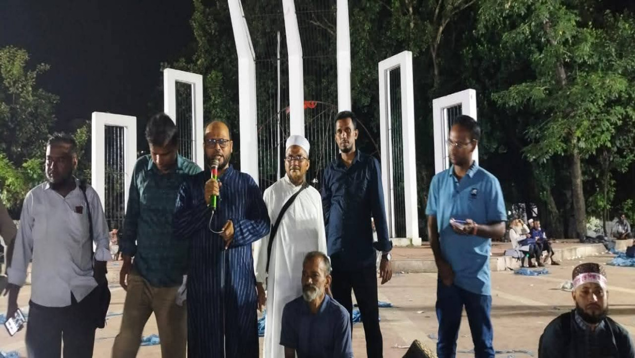 শহীদ মিনারে নির্ঘুম রাত কাটিয়ে অবস্থান শিক্ষকদের