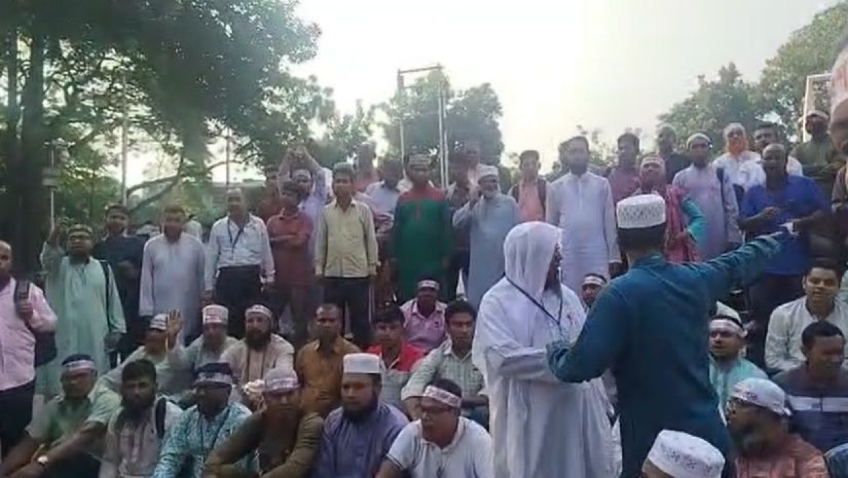 শহীদ মিনারে শিক্ষকদের অবস্থান