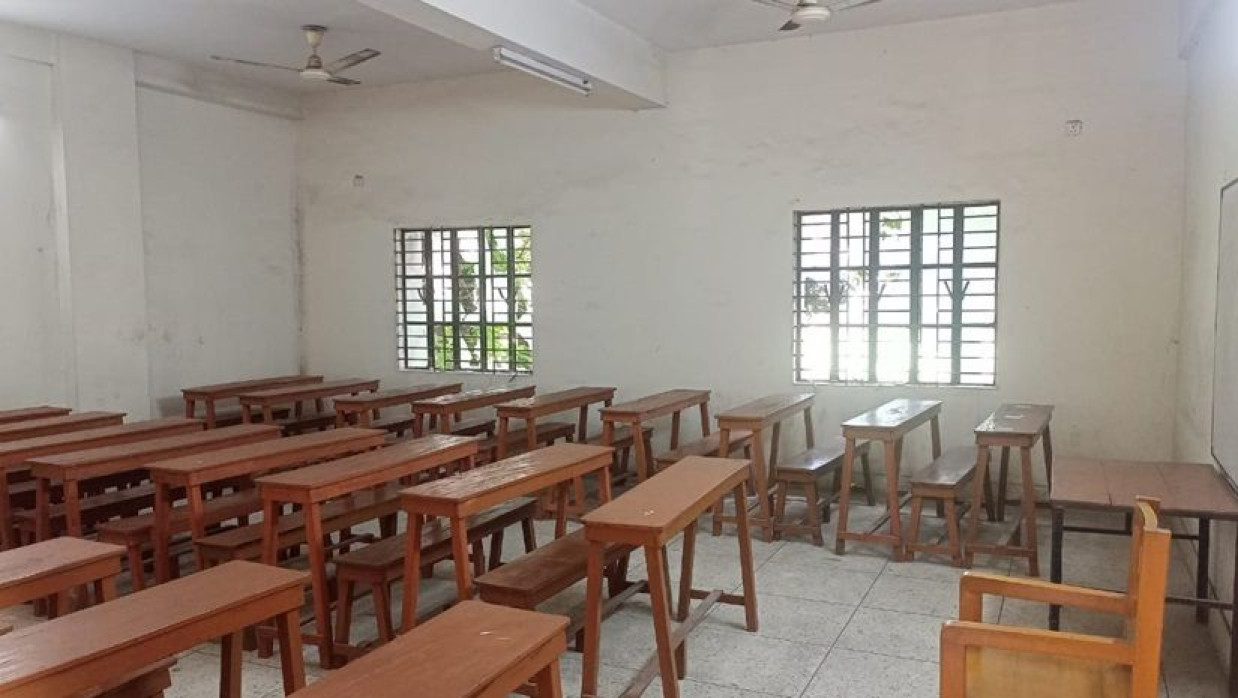 শিক্ষকদের কর্মবিরতিতে ফাঁকা রাজধানীর একটি কলেজের ক্লাসরুম