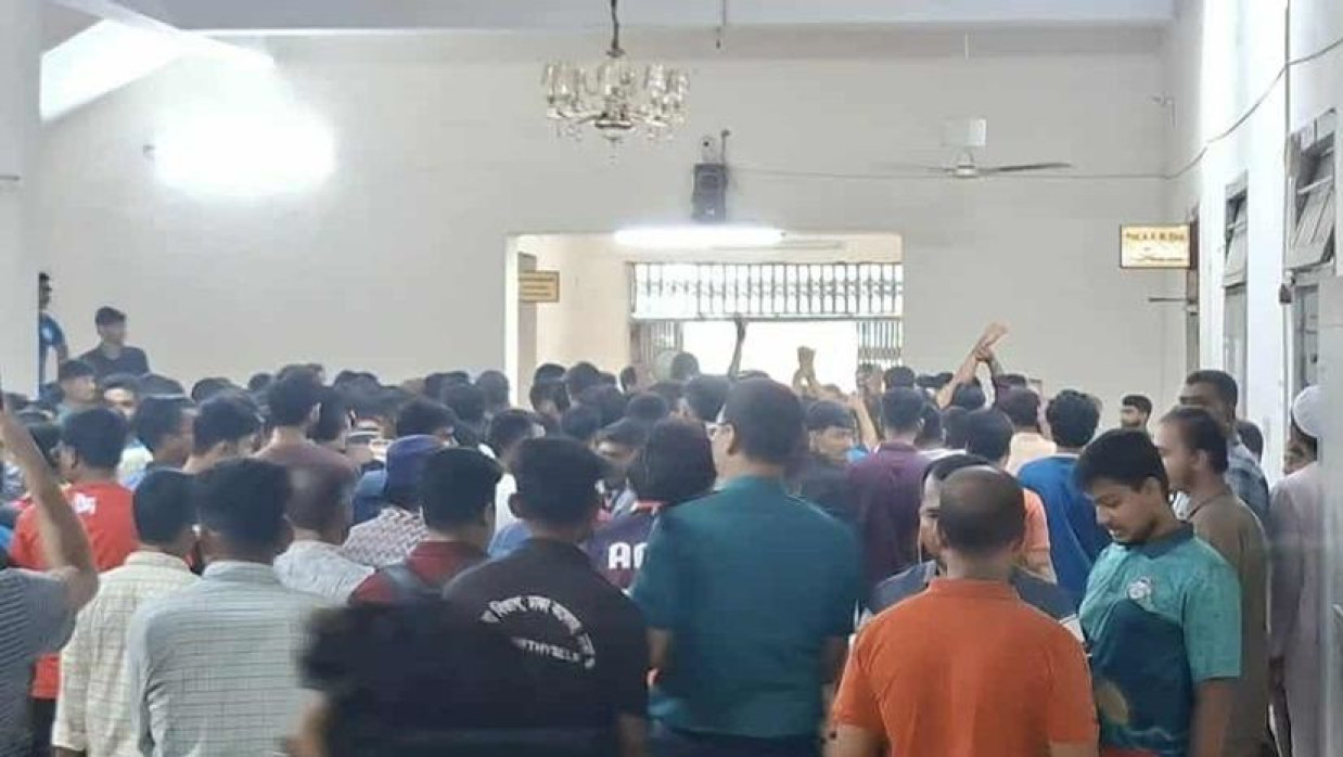 ঢাকা কলেজের শিক্ষক ও শিক্ষার্থীদের মধ্যে হাতাহাতির ঘটনা ঘটেছে