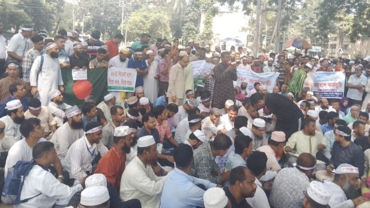 শহীদ মিনারে শিক্ষকদের অবস্থান