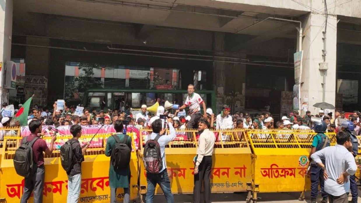 সচিবালয়ের সামনে অবস্থান নিয়ে জুলাই গণঅভ্যুত্থানের শহীদ পরিবার ও আহত বীর জুলাই যোদ্ধাদের বিক্ষোভ