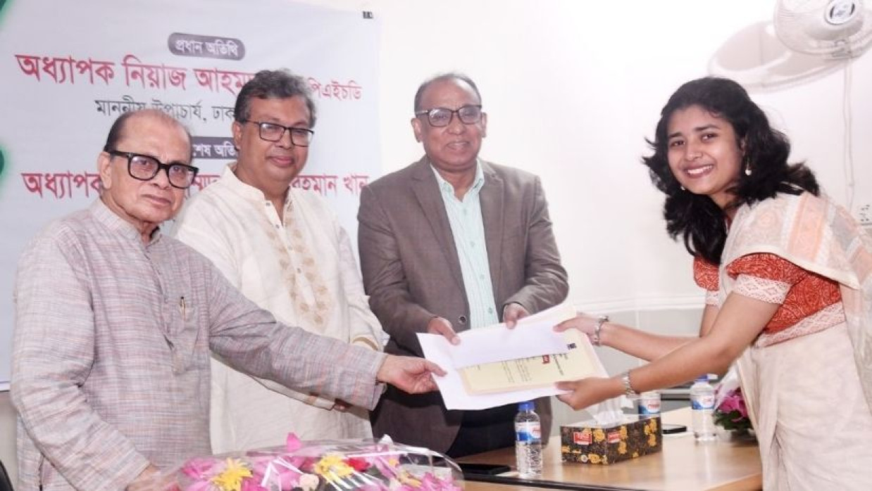 শিক্ষার্থীর হাতে বৃত্তি তুলে দিচ্ছেন শিক্ষকরা