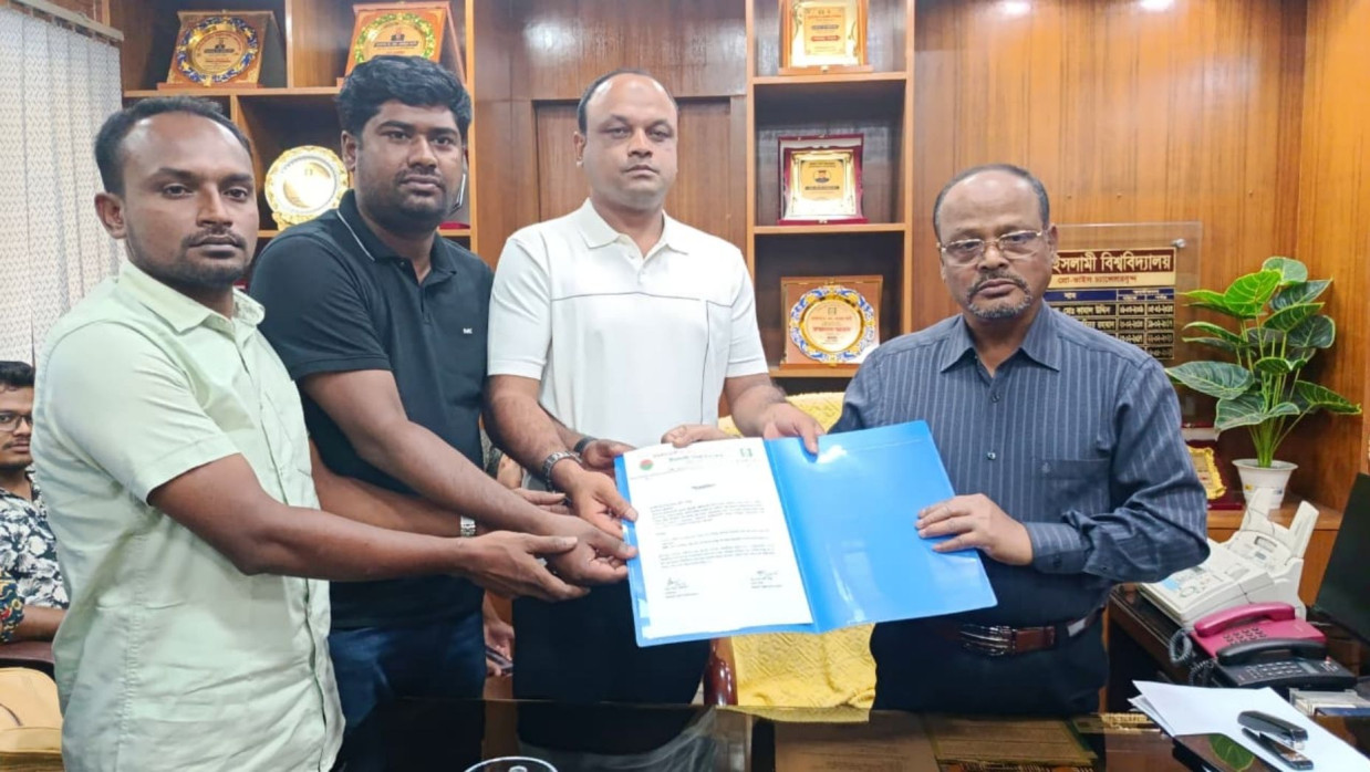 রুটিন দায়িত্বে থাকা উপাচার্যকে স্মারকলিপি দিচ্ছেন বাংলাদেশ জাতীয়তাবাদী ছাত্রদল ইবি শাখার নেতাকর্মীরা