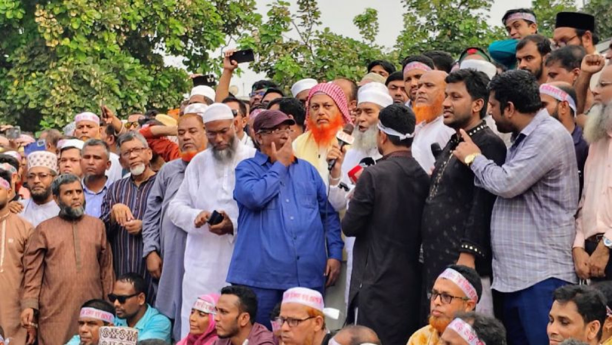 শিক্ষকদের অবস্থান কর্মসূচিতে বক্তব্য রাখছেন জামায়াত নেতা