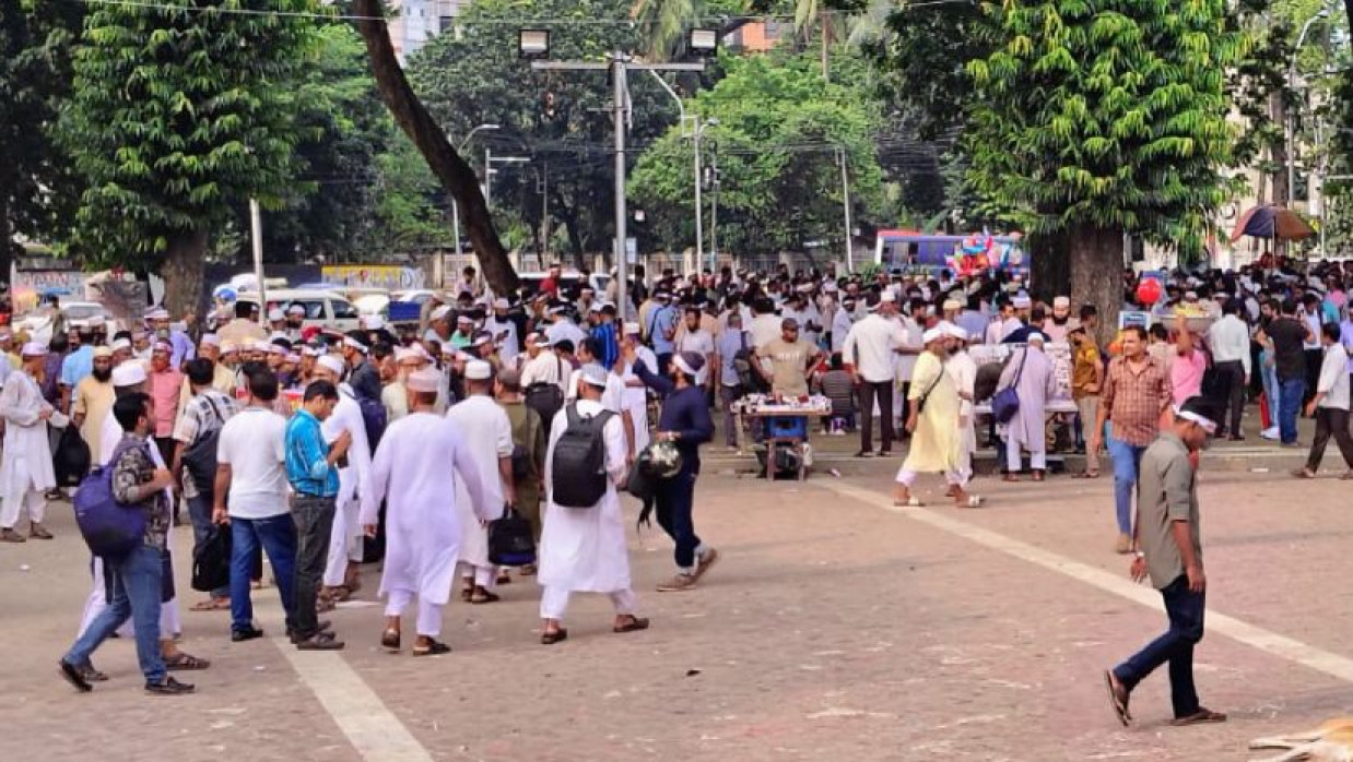 শহীদ মিনারে শিক্ষকদের অবস্থান