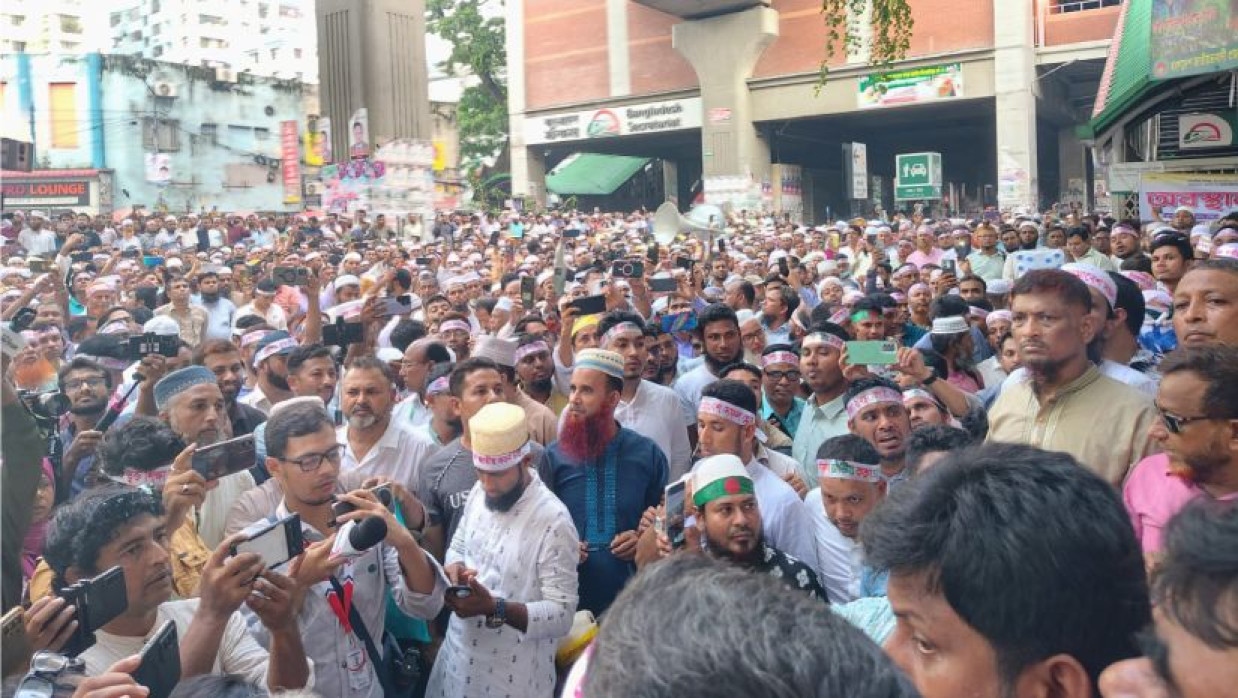 প্রেস ক্লাবের সামনে শিক্ষকদের আন্দোলন