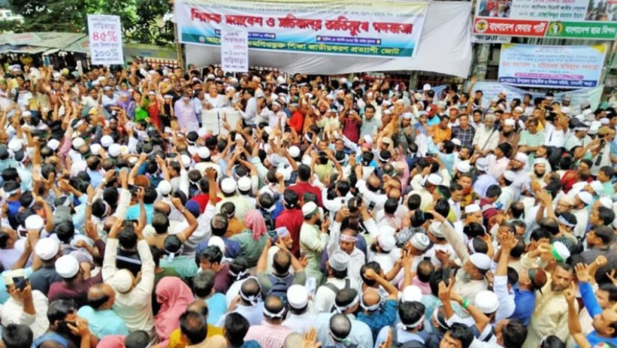 প্রেস ক্লাবের সামনে আন্দোলনরত শিক্ষকরা