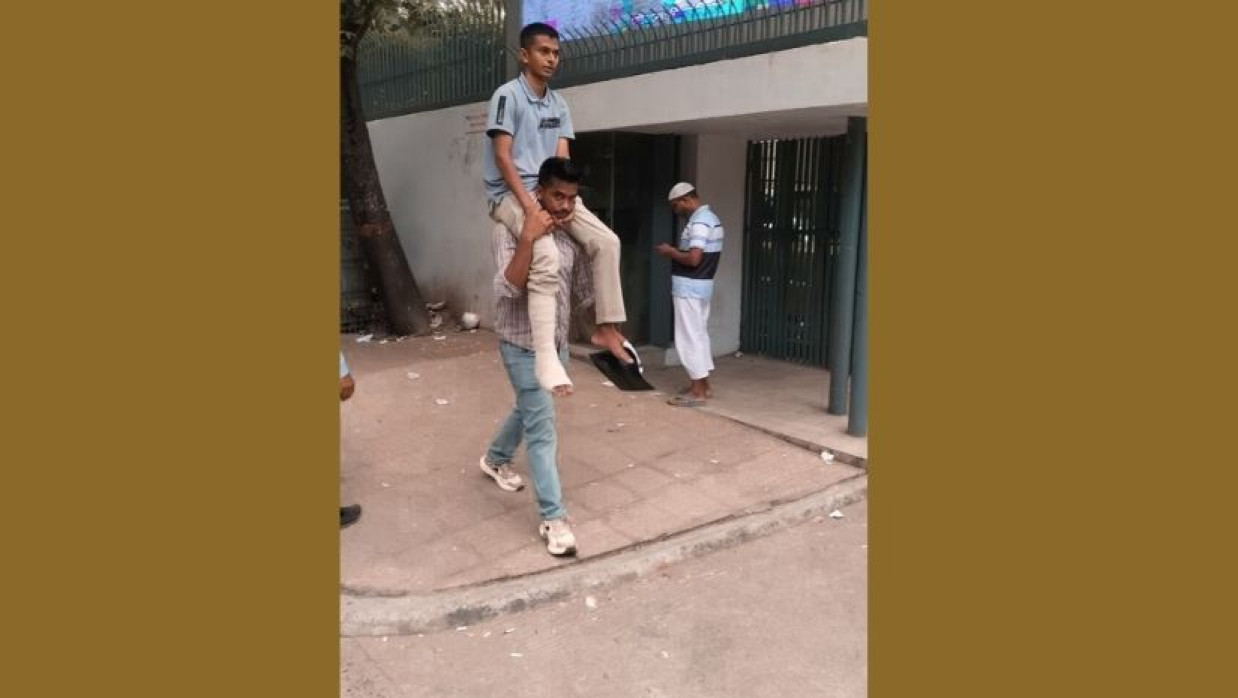 মুরাদকে কাধে করে নিয়ে যাচ্ছেন তার সহপাঠী