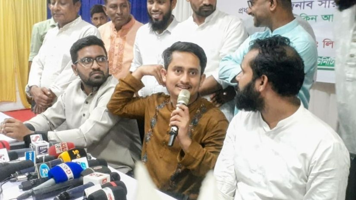 এনসিপির সাংগঠনির সভায় বক্তব্য দিচ্ছেন সারজিস আলম