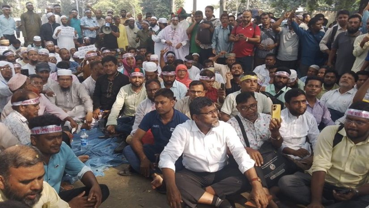 রাজধানীর কেন্দ্রীয় শহীদ মিনারে শিক্ষকদের অবস্থান কর্মসূচি
