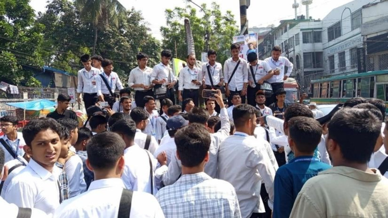 ঢাকা কলেজ শিক্ষার্থীদের ফের সায়েন্সল্যাব মোড় অবরোধ