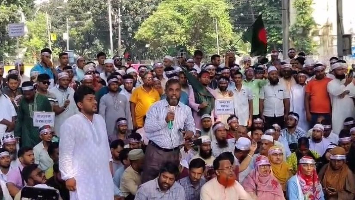 শহীদ মিনারে  শিক্ষকদের অবস্থান