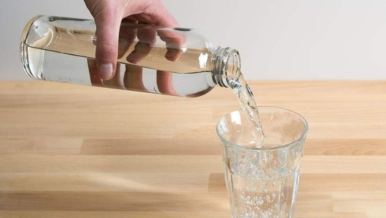 কাচের বোতলে পানি