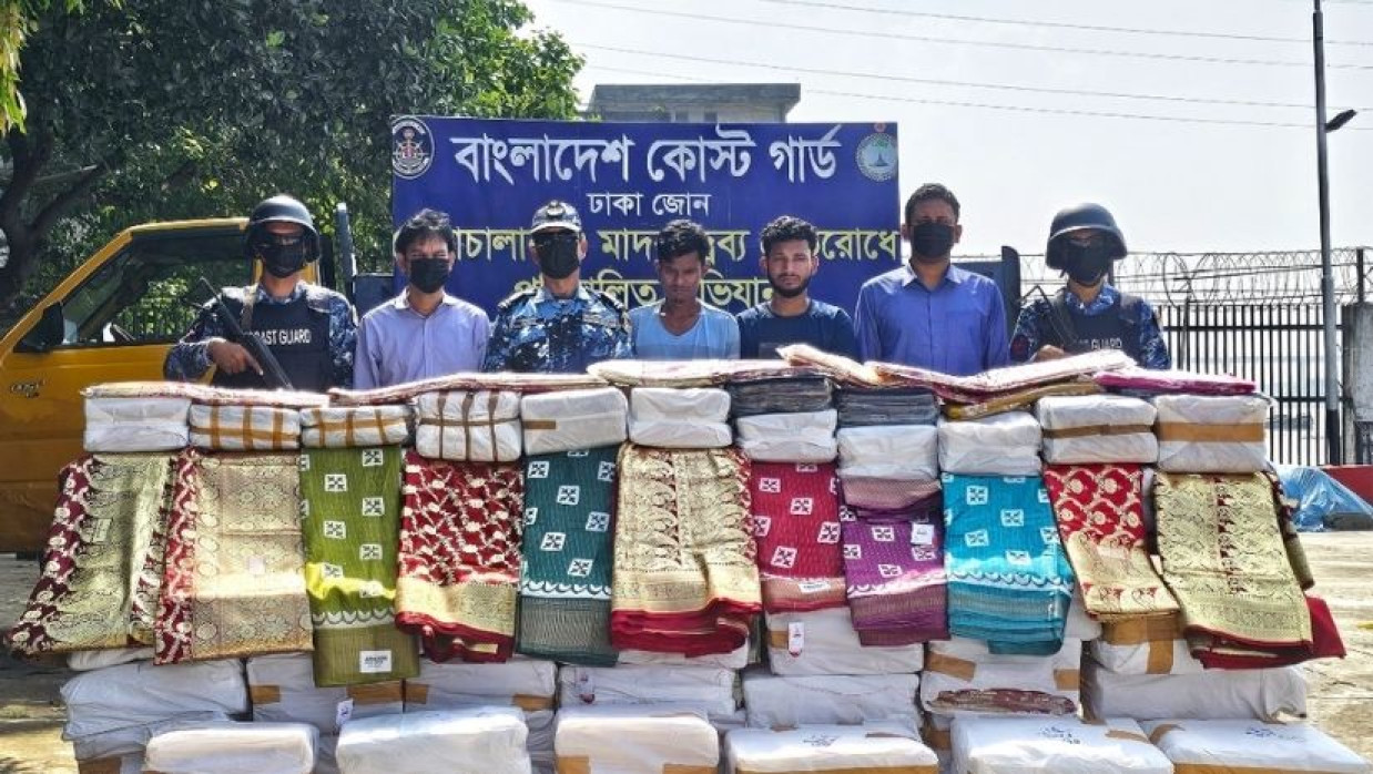 অবৈধ ভারতীয় শাড়িসহ ২ পাচারকারীকে আটক কোস্টগার্ডের 