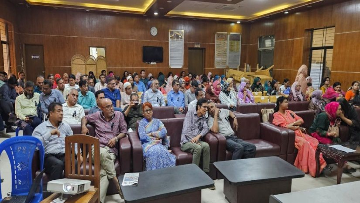 ঢাকা কলেজে কর্মবিরতি পালন করছেন শিক্ষকরা