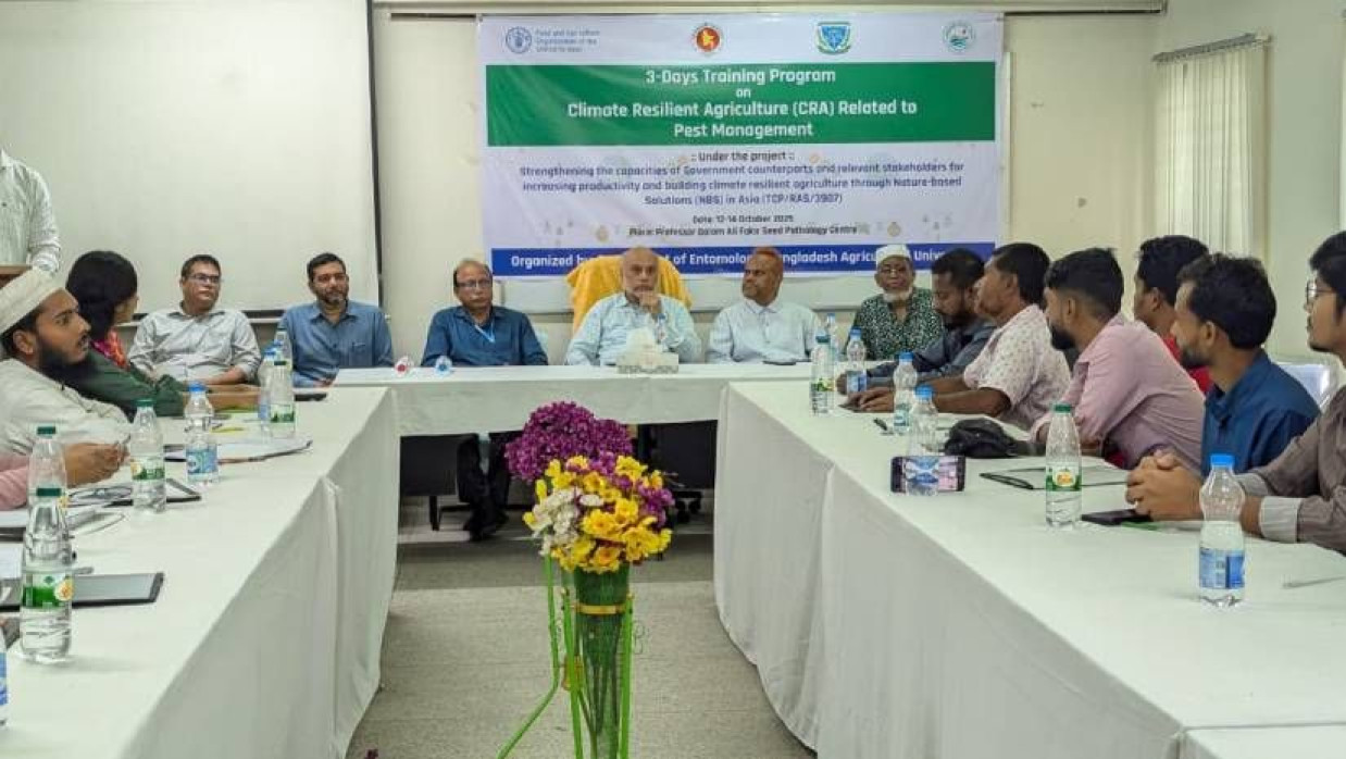 প্রশিক্ষণ কর্মসূচিতে প্রধান অতিথি ছিলেন উপাচার্য অধ্যাপক ড. এ কে ফজলুল হক ভূঁইয়া 