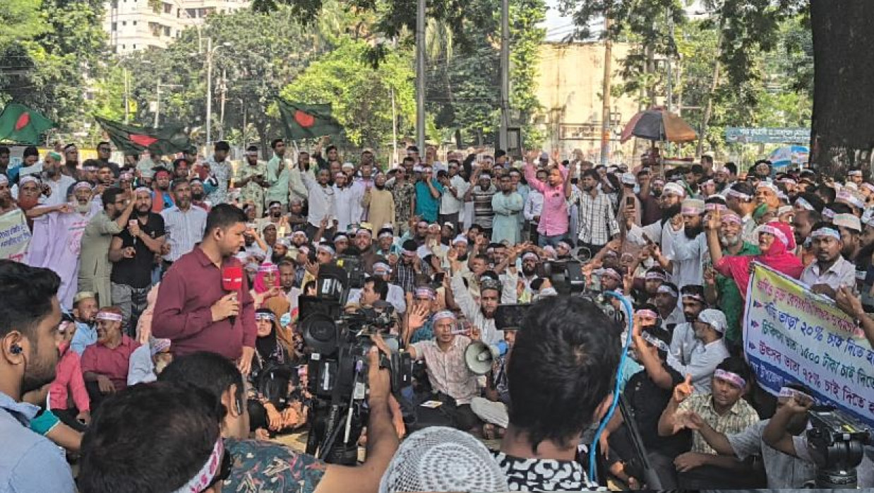 শহীদ মিনারে শিক্ষকরা