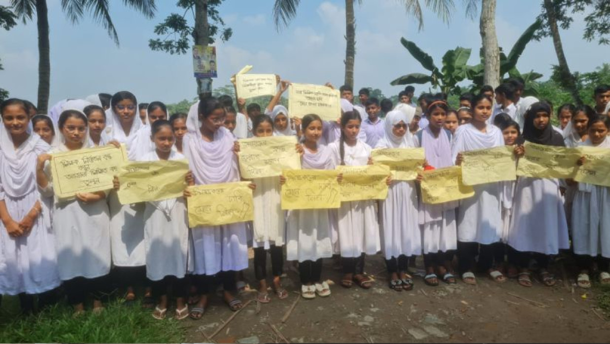 শিক্ষকদের সঙ্গে সংহতি শিক্ষার্থীদের