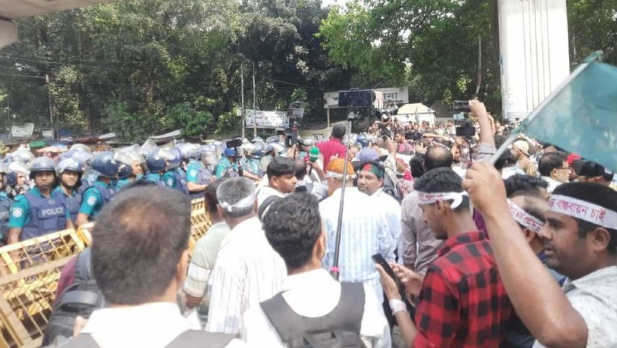 শাহবাগ অবরোধ করল এমপিওভুক্ত শিক্ষকরা