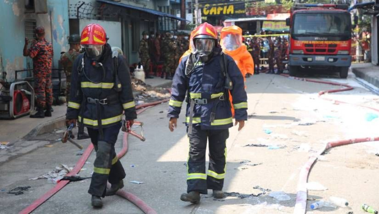 বিশেষ পোশাক পরে আগুনে পুড়ে যাওয়া কেমিক্যাল গোডাউনে প্রবেশ করছেন ফায়ার সার্ভিসের সদস্যরা