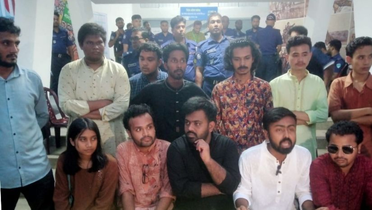 চাকসু ভবনের সামনে ‘দ্রোহ পর্ষদ’ প্যানেলের সংবাদ সম্মেলন