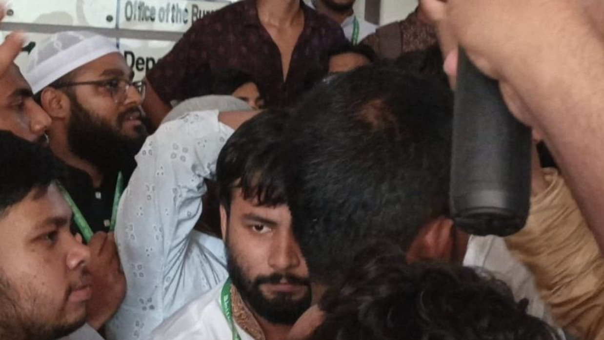 ভোট কেন্দ্রের বাইরে হট্টগোল