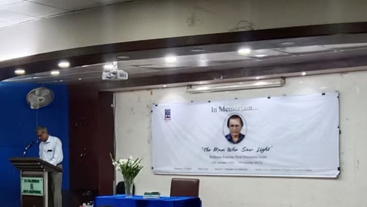 সৈয়দ মনজুরুল ইসলামের স্মরণসভায় শূন্য চেয়ার রেখে শ্রদ্ধা