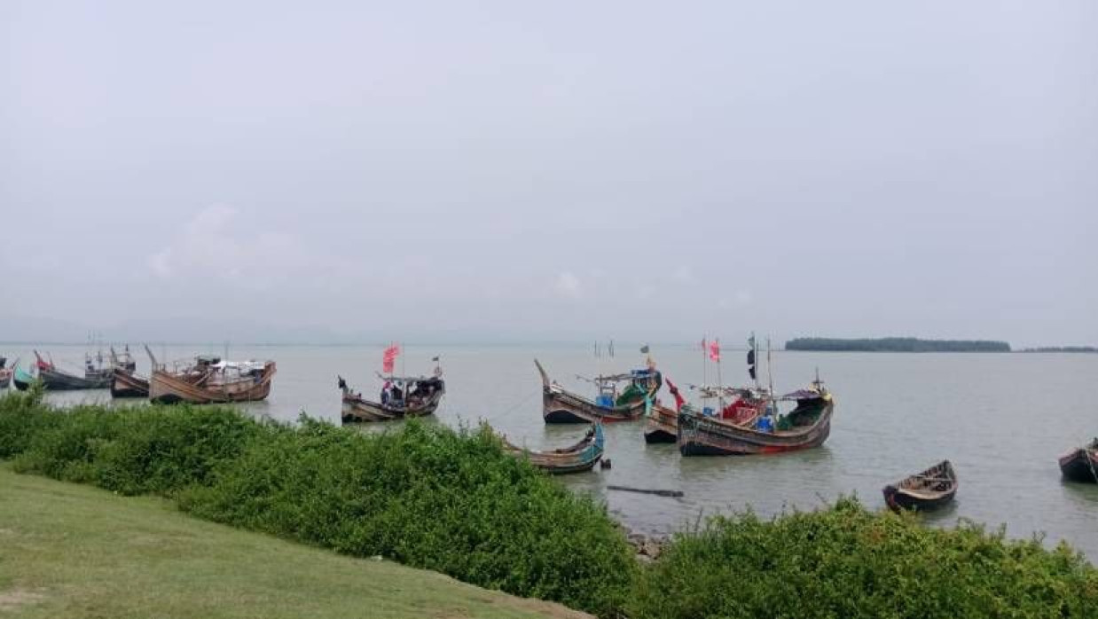 নাফ নদীতে মাছ ধরার ট্রলার